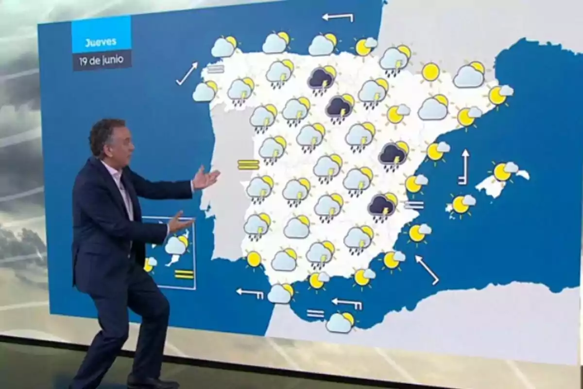 Imagen de Roberto Brasero mostrando un mapa de España con pronóstico de lluvias y nubes en la mayoría del país y algunos claros de sol para el jueves, 19 de junio de 2025. Imagen de Roberto Brasero mostrando un mapa de España con pronóstico de lluvias y nubes en la mayoría del país y algunos claros de sol para el jueves, 19 de junio de 2025.