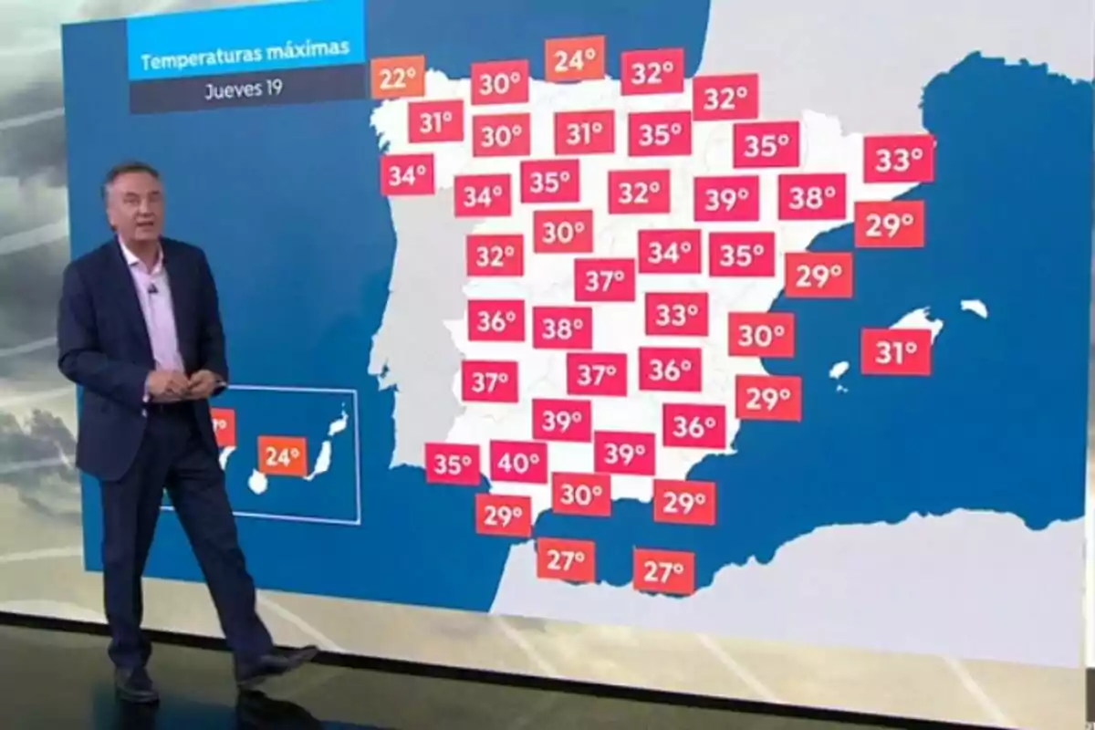 Imagen de Roberto Brasero de pie junto a un mapa de España que muestra las temperaturas máximas en diferentes ciudades, con valores elevados en la mayoría de las regiones. Imagen de Roberto Brasero de pie junto a un mapa de España que muestra las temperaturas máximas en diferentes ciudades, con valores elevados en la mayoría de las regiones.