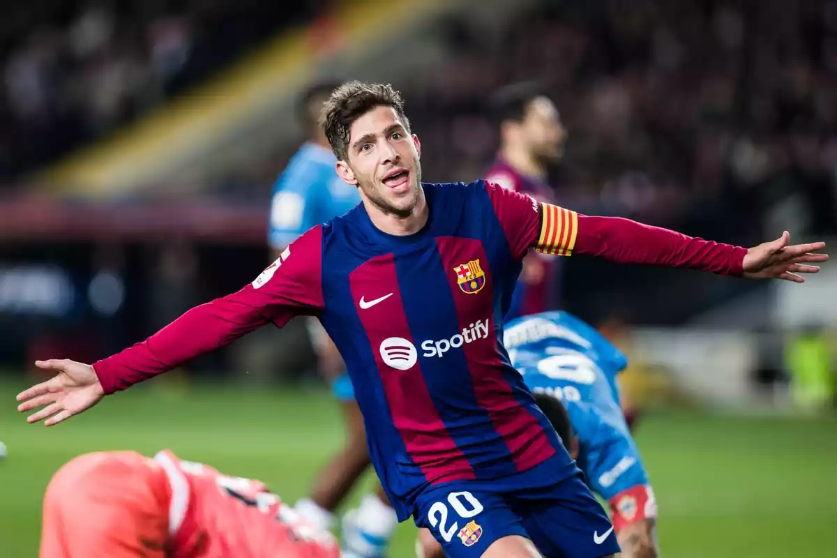 Sergi Roberto celebrando un gol con los brazos abiertos