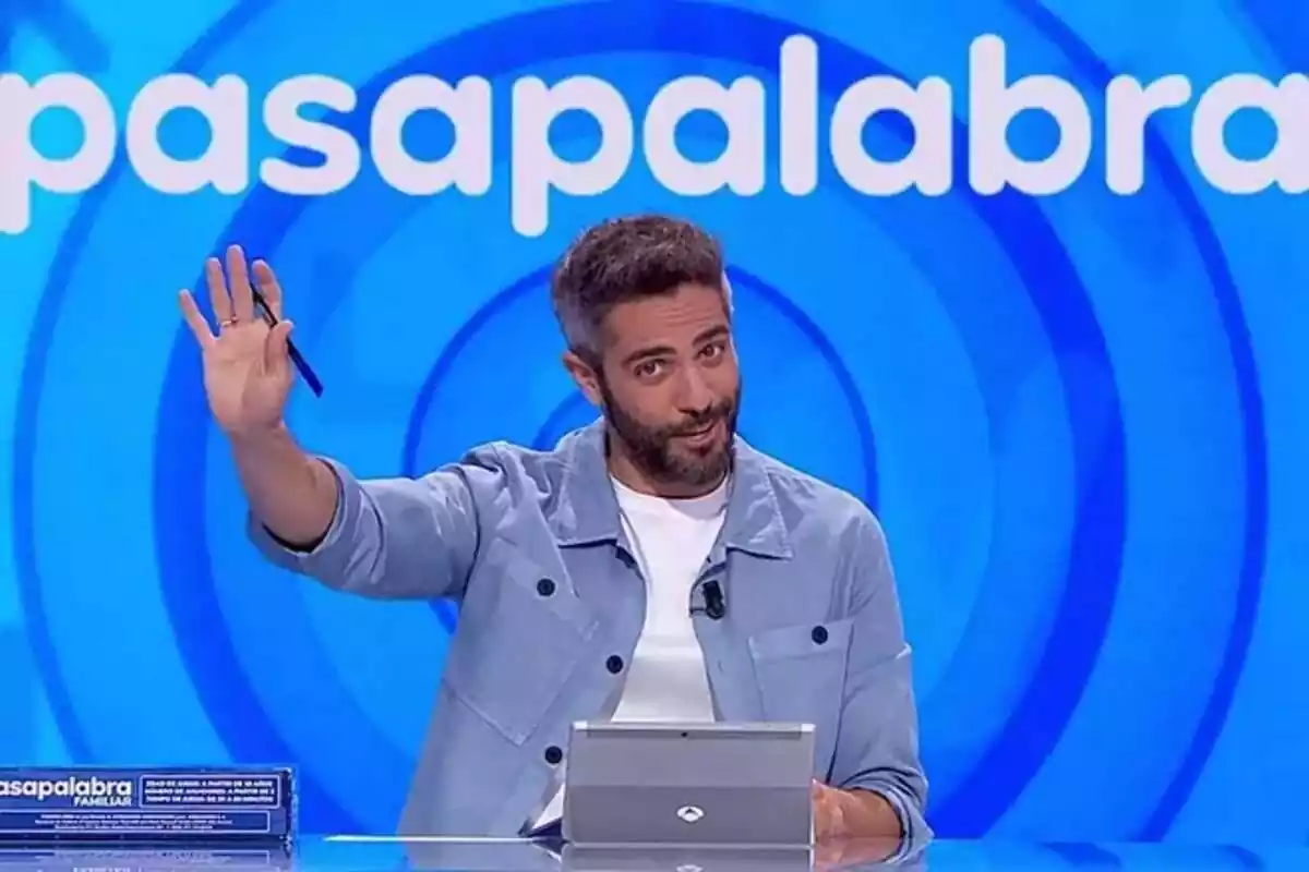 Roberto Leal con la mano levantada en el plató de 'Pasapalabra'