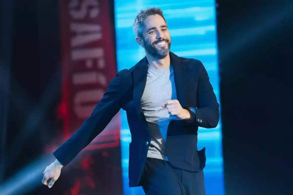 Fotografía de Roberto Leal como presentador del programa El Desafío de Antena 3