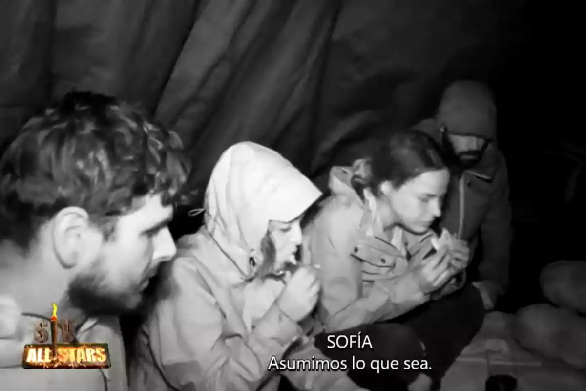 Captura de Alejandro Nieto, Sofía Suescun, Marta Peñate y Jorge Pérez comiendo por la noche en la isla de Supervivientes