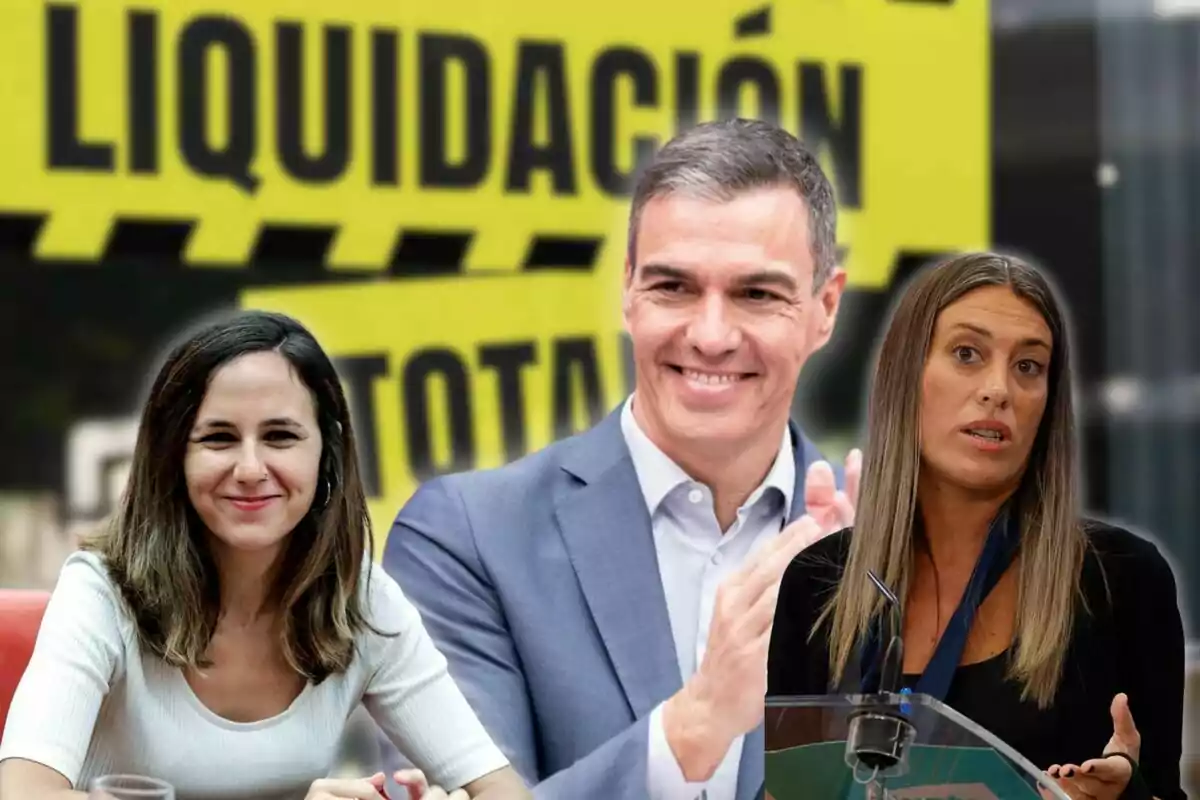 Tres personas sonrientes frente a un cartel amarillo que dice "Liquidación Total".