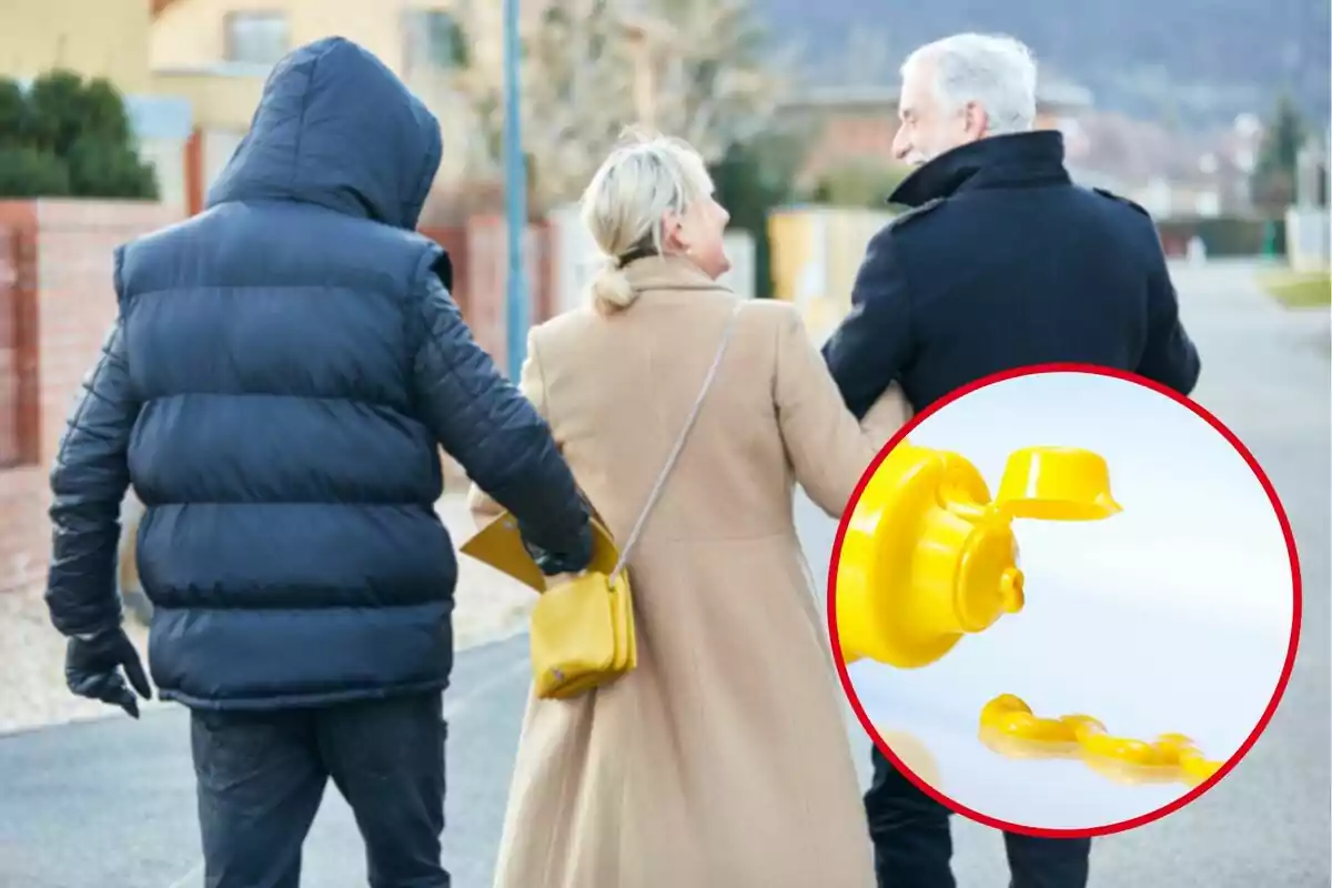 Persona con chaqueta oscura roba el bolso amarillo de una mujer mientras camina con un hombre, con un círculo que muestra un envase de mostaza amarillo. Persona con chaqueta oscura roba el bolso amarillo de una mujer mientras camina con un hombre, con un círculo que muestra un envase de mostaza amarillo.