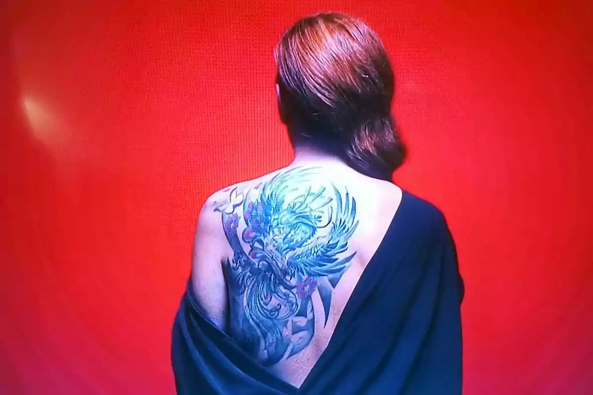 Rocío Carrasco de espaldas con el pelo a un lado y la espalda descubierta mostrando su tatuaje Rocío Carrasco de espaldas con el pelo a un lado y la espalda descubierta mostrando su tatuaje