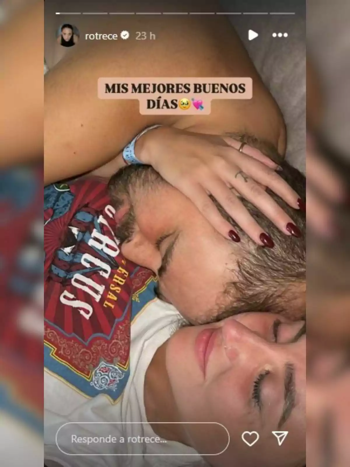 David Flores Carrasco y Rocío Flores acostada abrazándose con una expresión de tranquilidad y felicidad. Storie de Rocío en Instagram David Flores Carrasco y Rocío Flores acostada abrazándose con una expresión de tranquilidad y felicidad. Storie de Rocío en Instagram