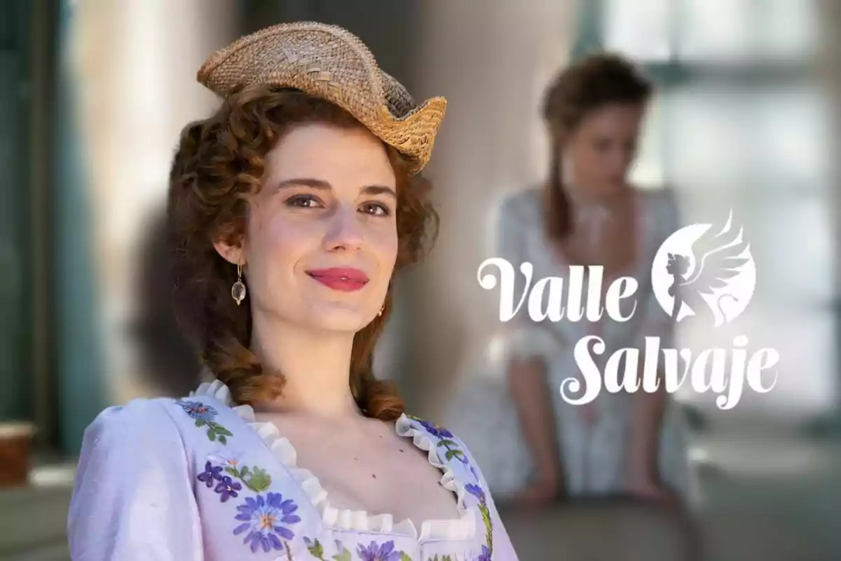 Rocío Suárez de Puga con vestido floral y sombrero sonríe frente a un fondo desenfocado con el texto "Valle Salvaje".