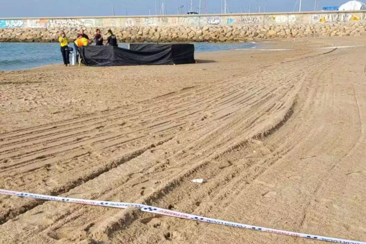 Imagen de los Mossos en la playa de Roda de Berà, en el Tarragonès, tras el hallazgo del cadáver de un niño de dos o tres años