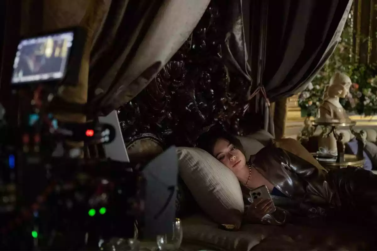 Fotografía de Anna Castillo en una cama durante el rodaje de la serie Su Majestad de Prime Video