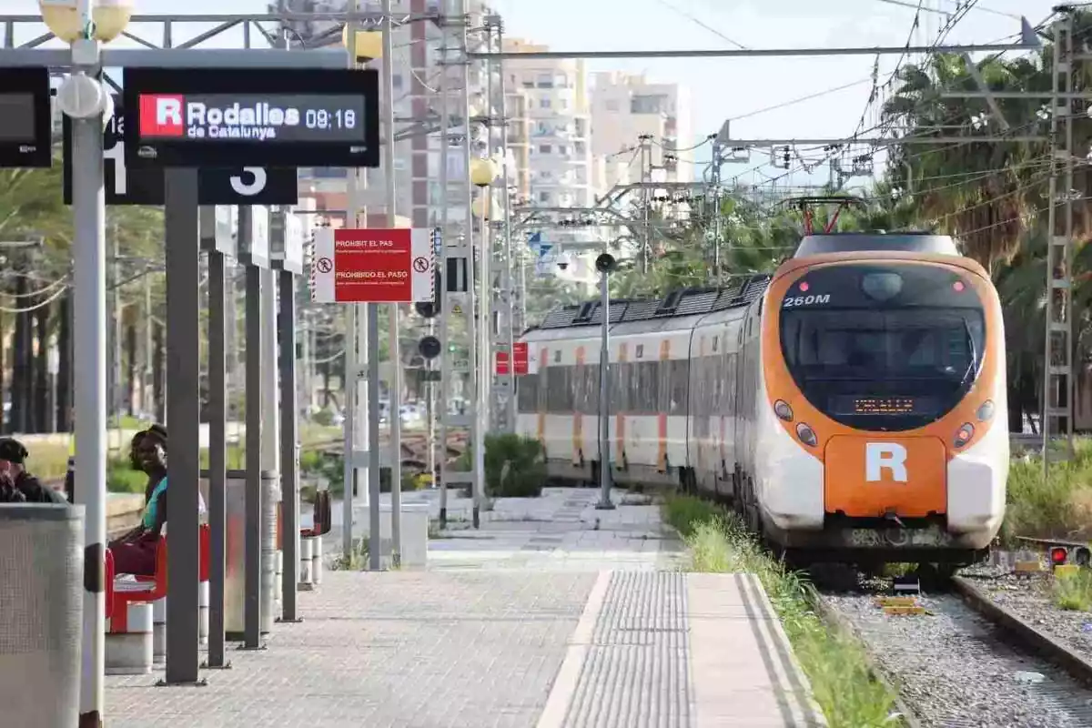 Imagen de un tren de Rodalies en una estación en Catalunya