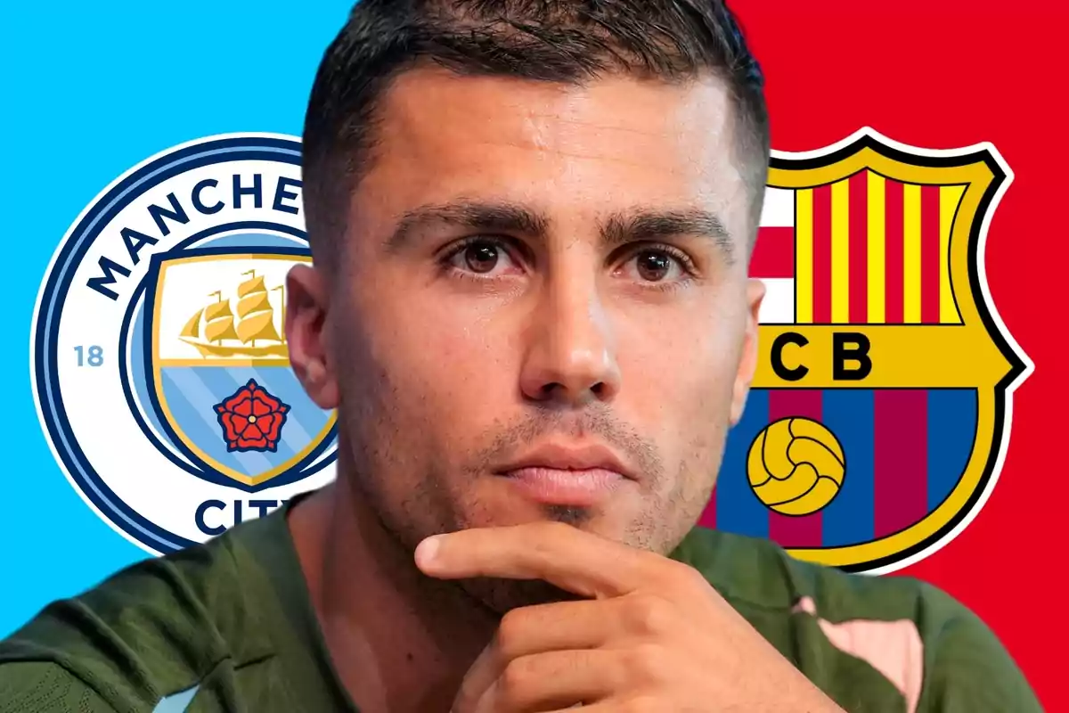 Un hombre pensativo con el logo del Manchester City a la izquierda y el logo del FC Barcelona a la derecha.