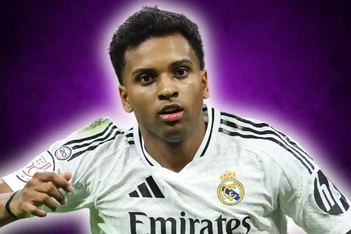 Futbolista del Real Madrid con uniforme blanco sobre fondo morado