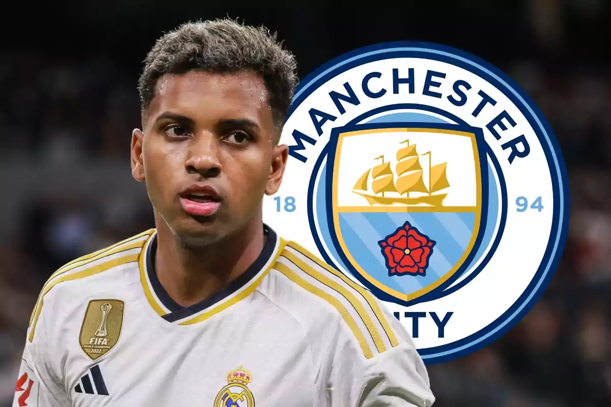 Rodrygo Goes mirando al frente con el escudo del Manchester City a su lado