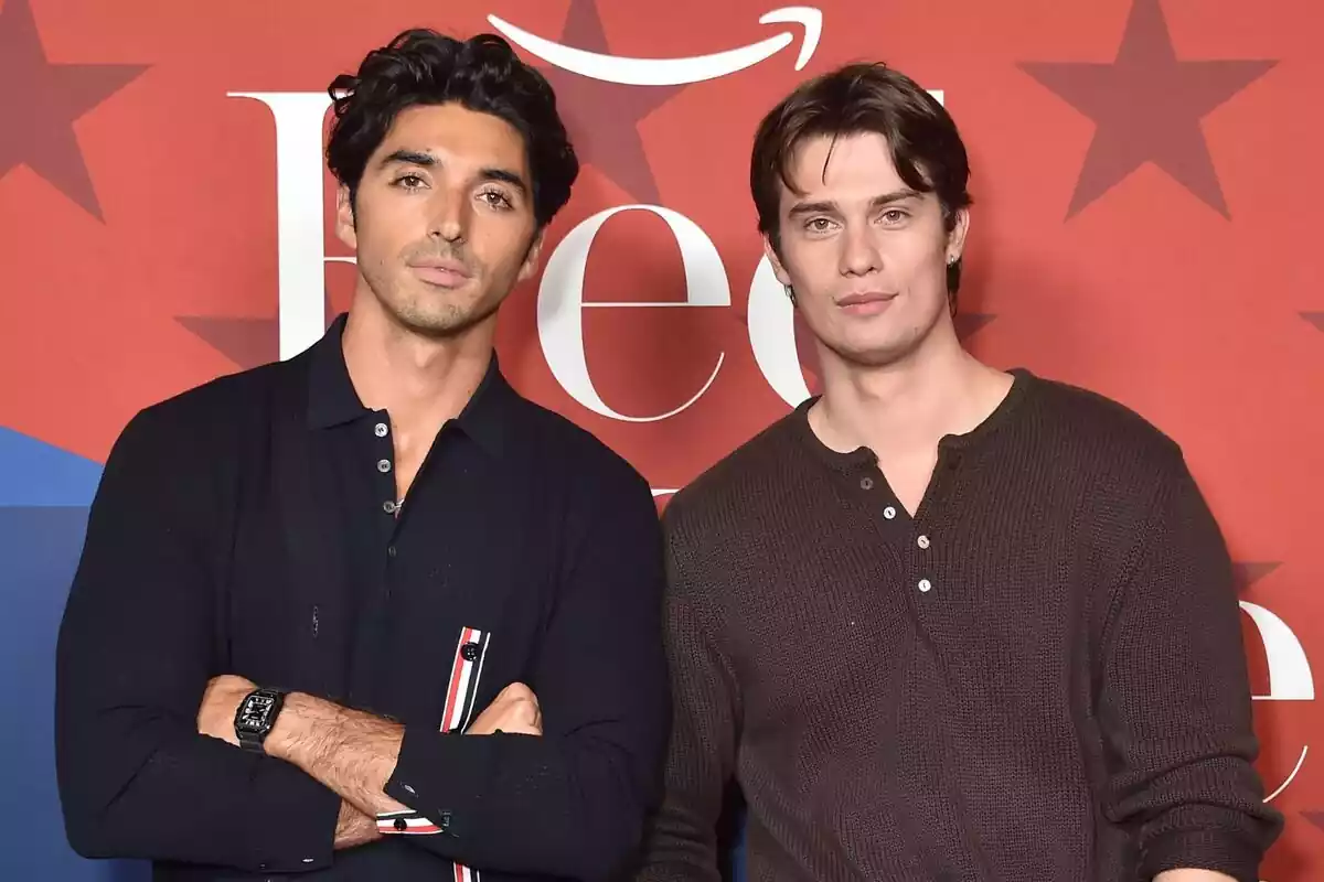 Fotografía de Nicholas Galitzine y Taylor Zakhar Perez en el evento fan de Rojo, blanco y sangre azul