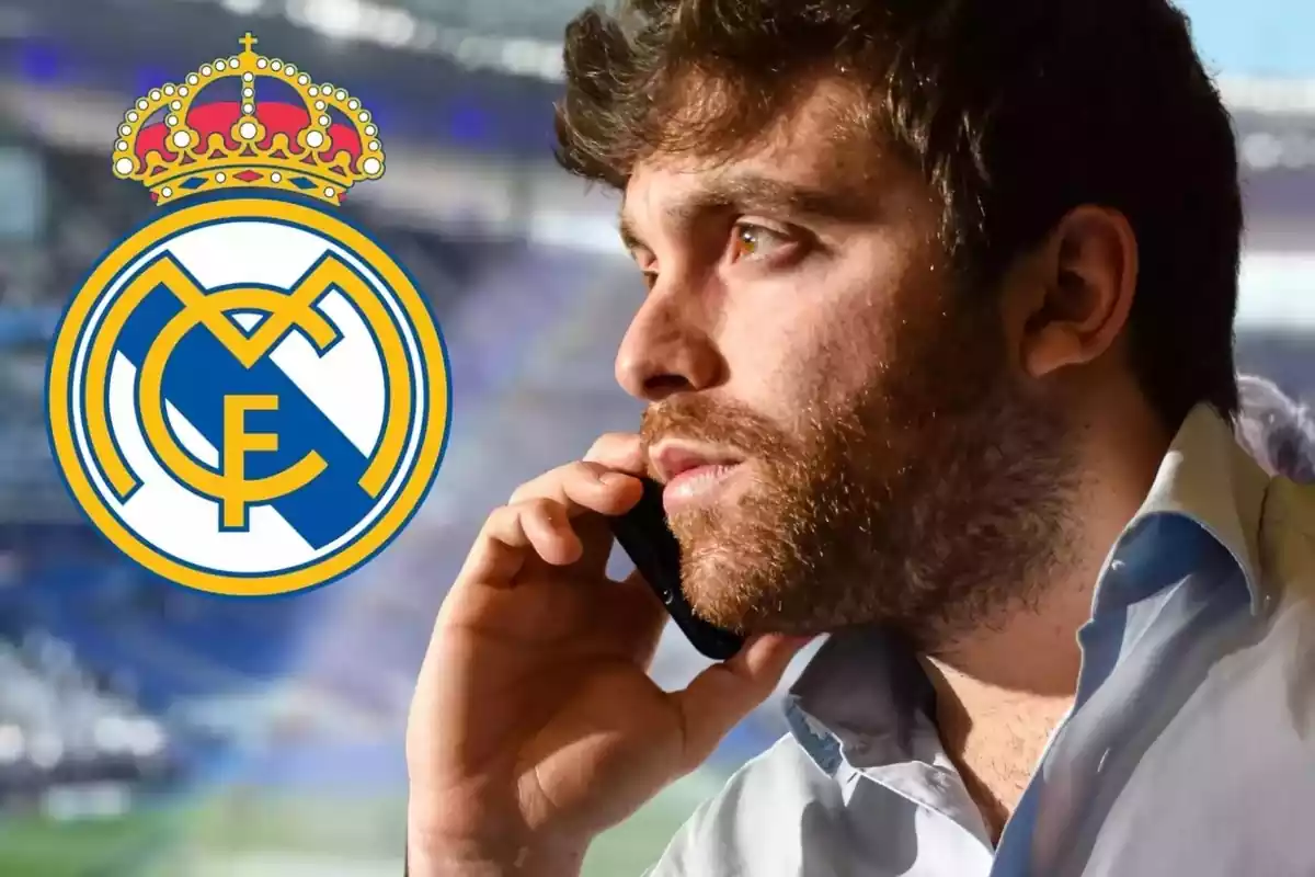 Fabrizio Romano con el escudo del Real Madrid al lado hablando por teléfono