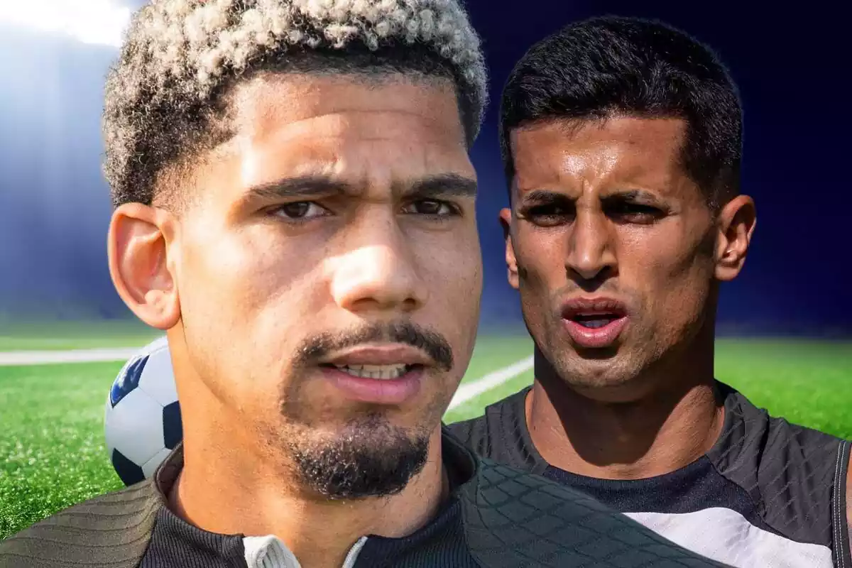 Ronald Araújo al lado de Joao Cancelo en primer plano sobre un fondo de un campo de fútbol