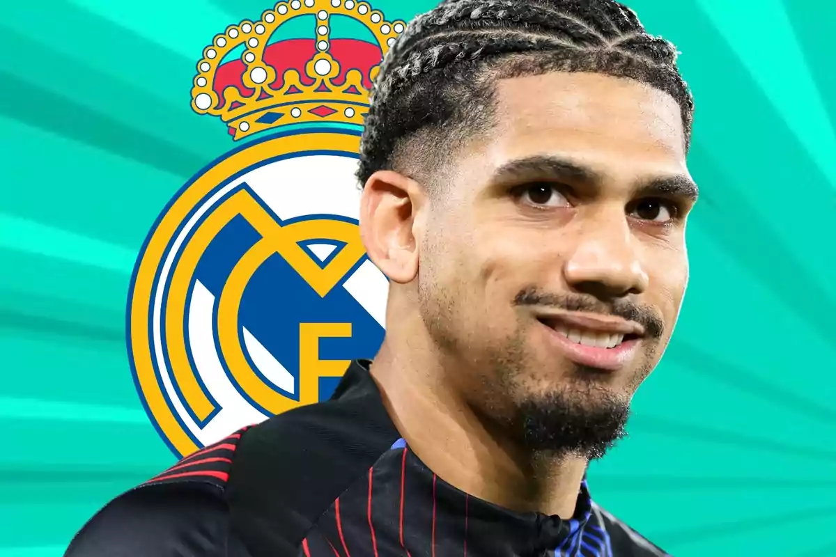 Futbolista con trenzas sonríe frente al escudo del Real Madrid sobre un fondo verde.