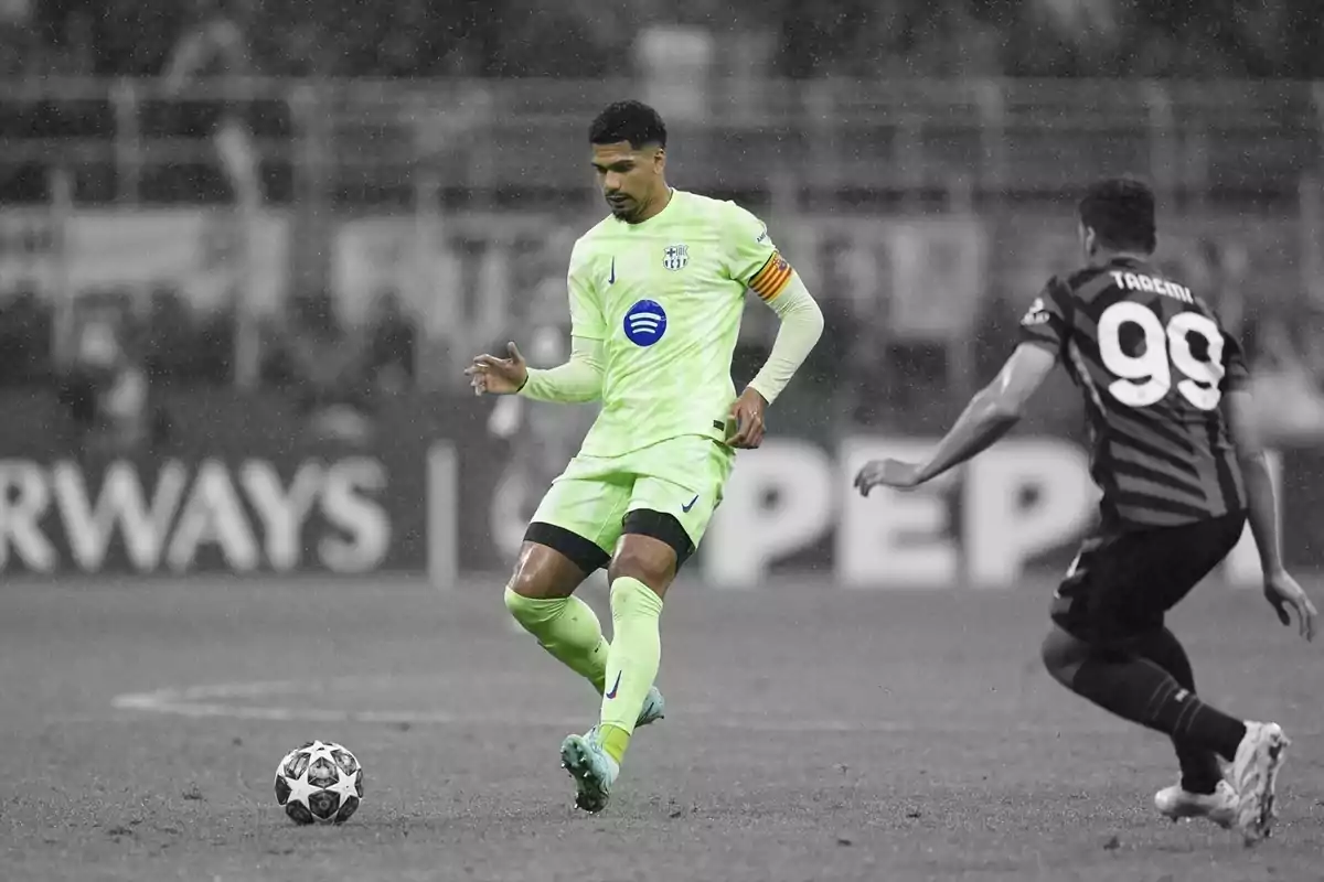 Un jugador de fútbol con uniforme verde claro controla el balón mientras un oponente se acerca en un campo de juego. Un jugador de fútbol con uniforme verde claro controla el balón mientras un oponente se acerca en un campo de juego.