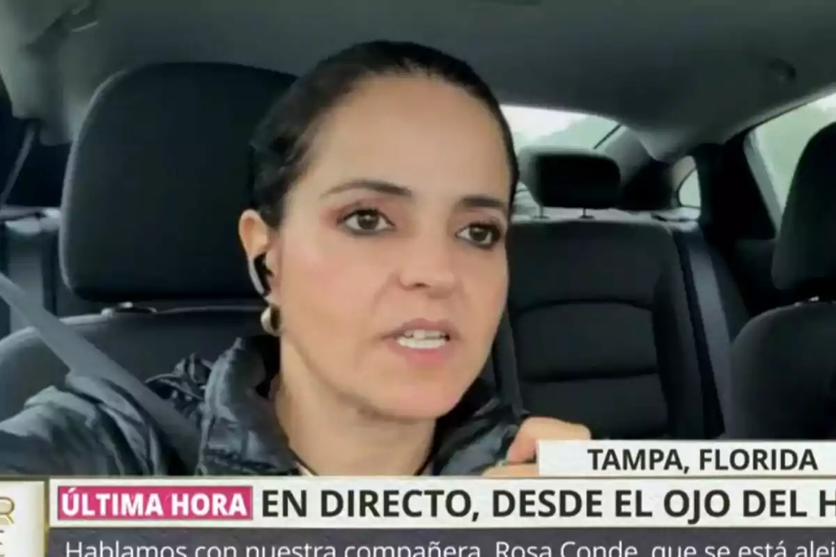 Rosa Conde informando en directo desde un automóvil en Tampa, Florida, para TardeAR.