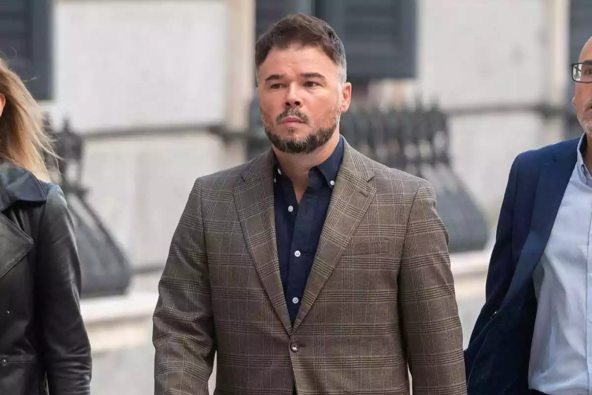 Plano medio de Gabriel Rufián andando hacia el Congreso con cara de pocos amigos