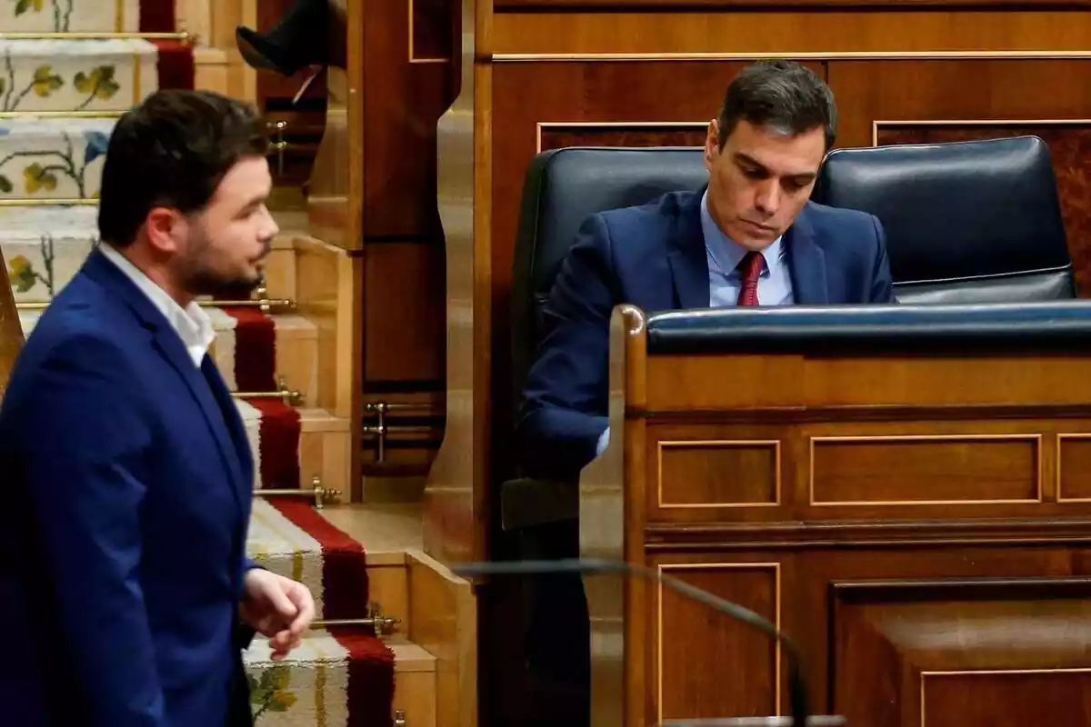 Rufián y Pedro Sánchez en un pleno en el Congreso el abril del 2020