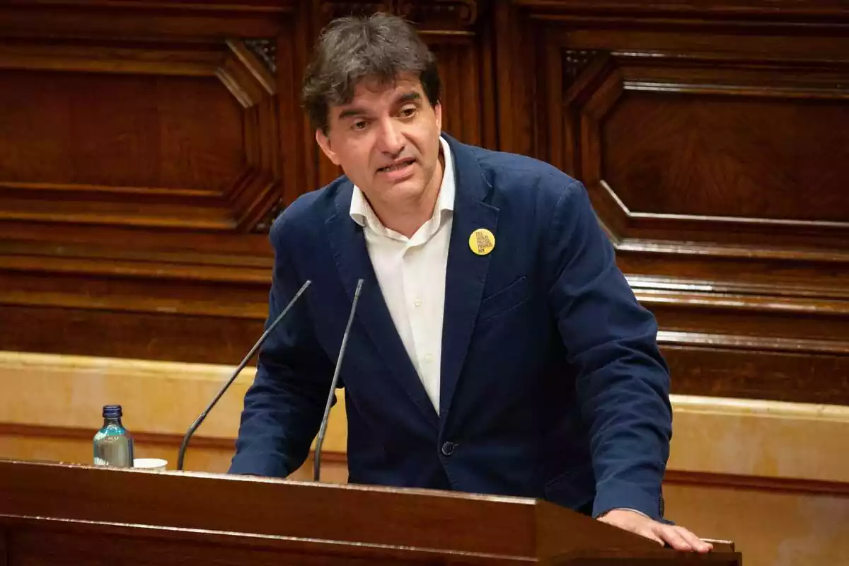 Plano medio de Sergi Sabrià hablando desde el atril del Parlament de Catalunya