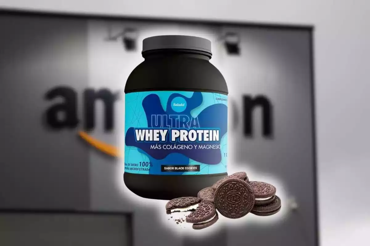 Bote de Ultra Whey Protein sabor oreo sobre fondo desenfocado de Amazon