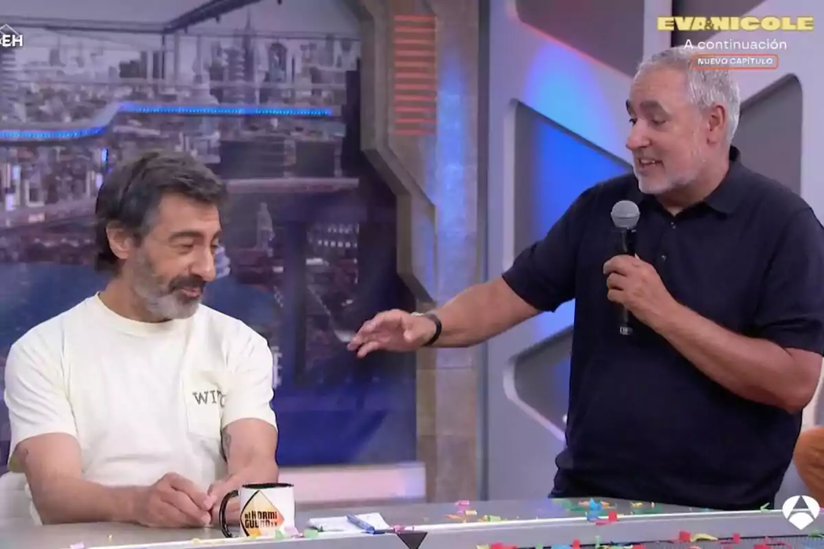 Juan del Val y Jorge Salvador conversan en 'El Hormiguero' uno de ellos sostiene un micrófono y el otro está sentado con una taza sobre la mesa, rodeados de confeti y decoraciones coloridas. Juan del Val y Jorge Salvador conversan en 'El Hormiguero' uno de ellos sostiene un micrófono y el otro está sentado con una taza sobre la mesa, rodeados de confeti y decoraciones coloridas.