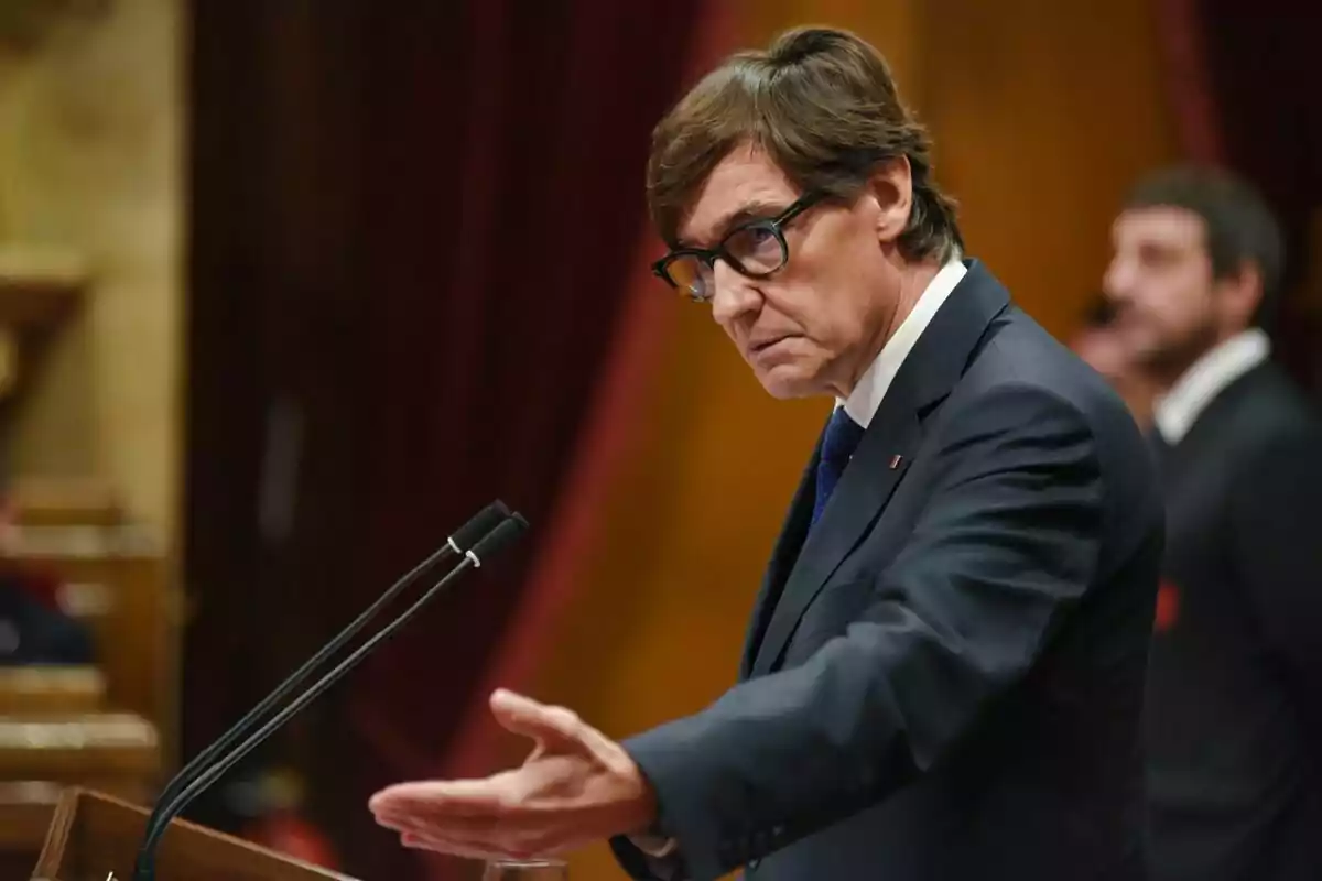 Salvador Illa hablando en el podio del Parlament de Catalunya.