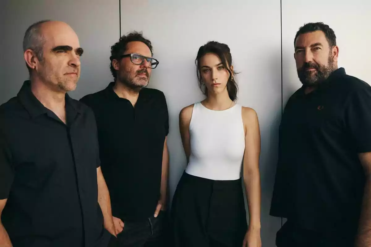 Fotografía de Aitor Gabilondo, Luis Tosar, Claudia Salas y Daniel Calparsoro posando frente a una pared, tres hombres y una mujer, todos con expresiones serias en el rodaje de Salvaje