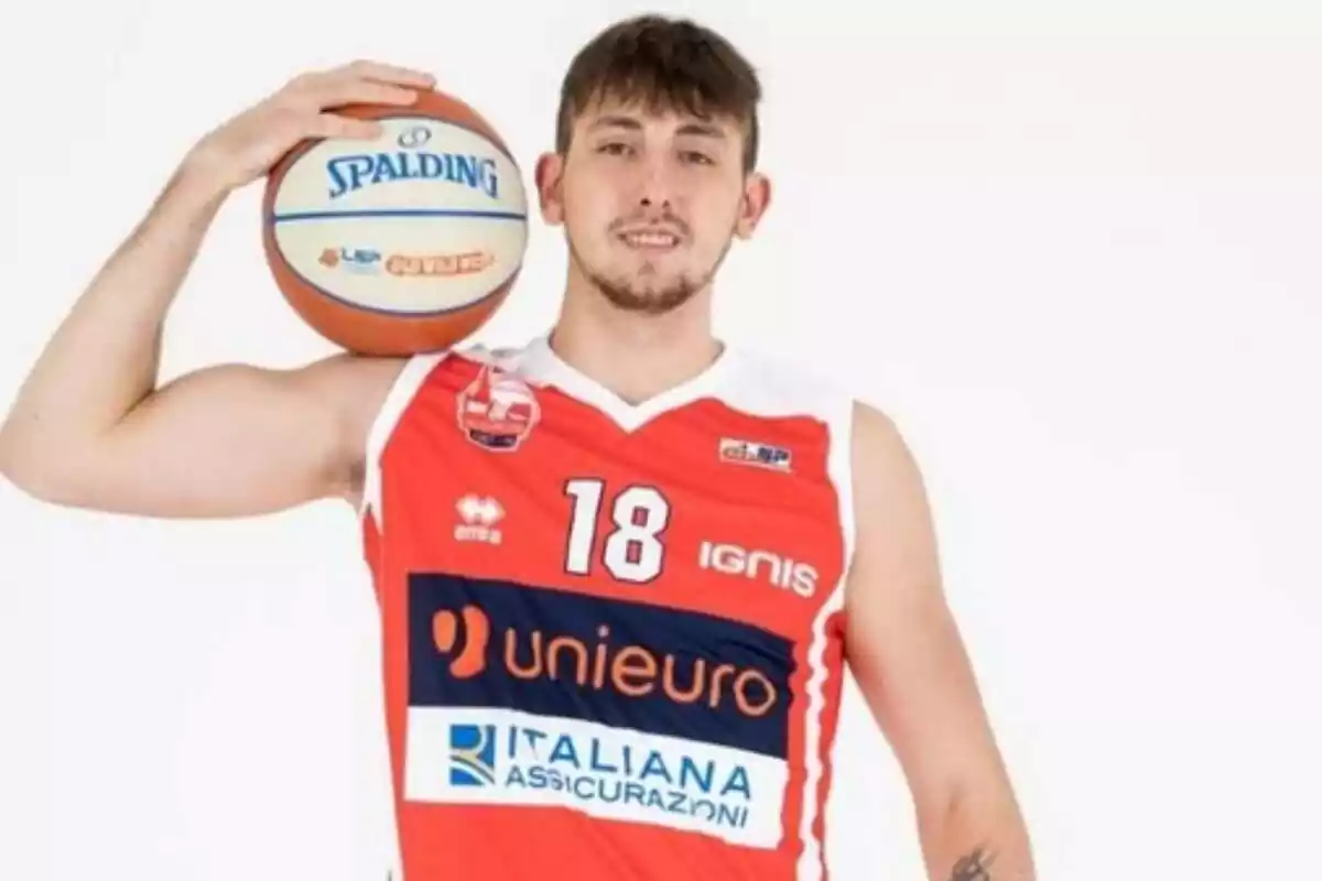 Samuel Dilas con un balón de baloncesto en el hombro