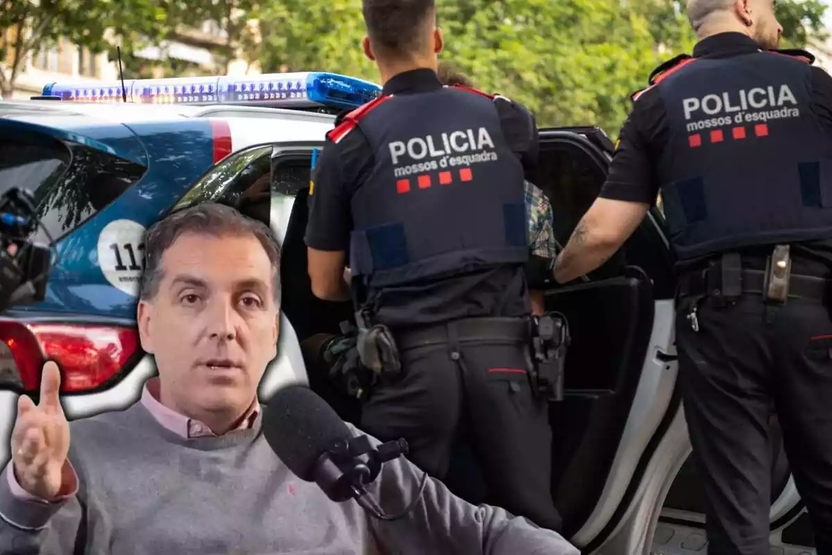 Montaje con un plano medio de Samuel Vázquez alzando su brazo derecho y de fondo una imagen de dos agentes de los Mossos introduciendo un detenido en un coche policial