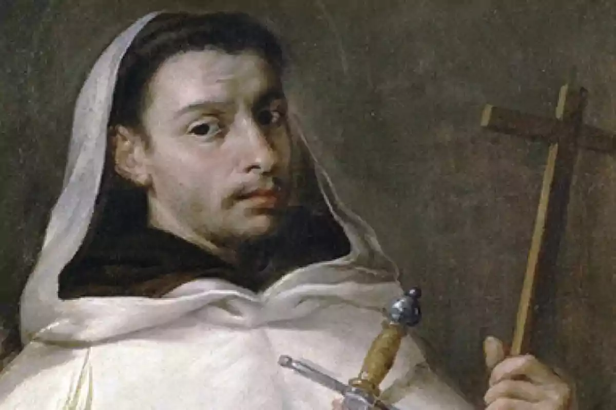 Un hombre con hábito religioso sostiene una cruz y una espada en un retrato clásico.