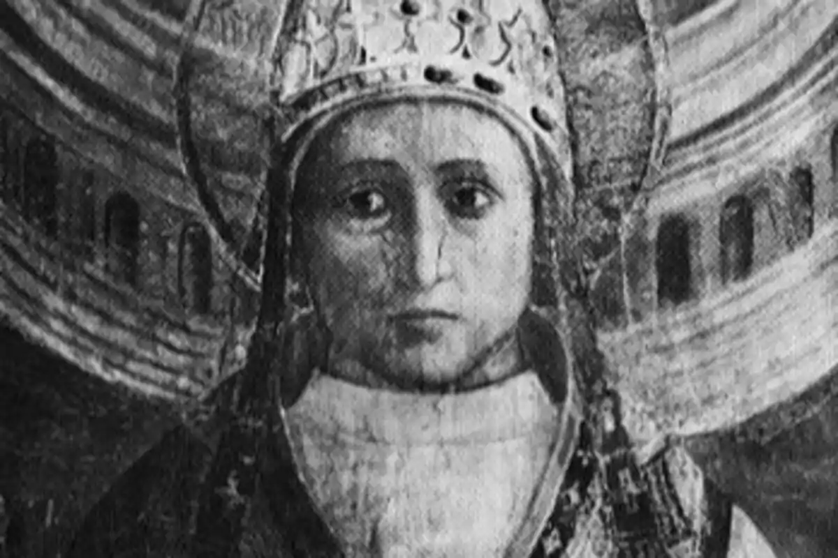 Retrato en blanco y negro de una figura religiosa con vestimenta y corona elaborada. Retrato en blanco y negro de una figura religiosa con vestimenta y corona elaborada.