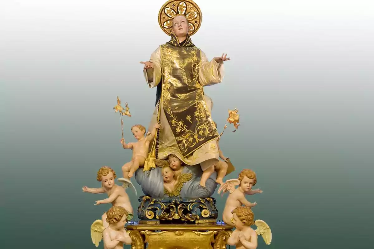 Escultura religiosa de un santo con túnica dorada rodeado de varios ángeles pequeños sobre una base decorada Escultura religiosa de un santo con túnica dorada rodeado de varios ángeles pequeños sobre una base decorada