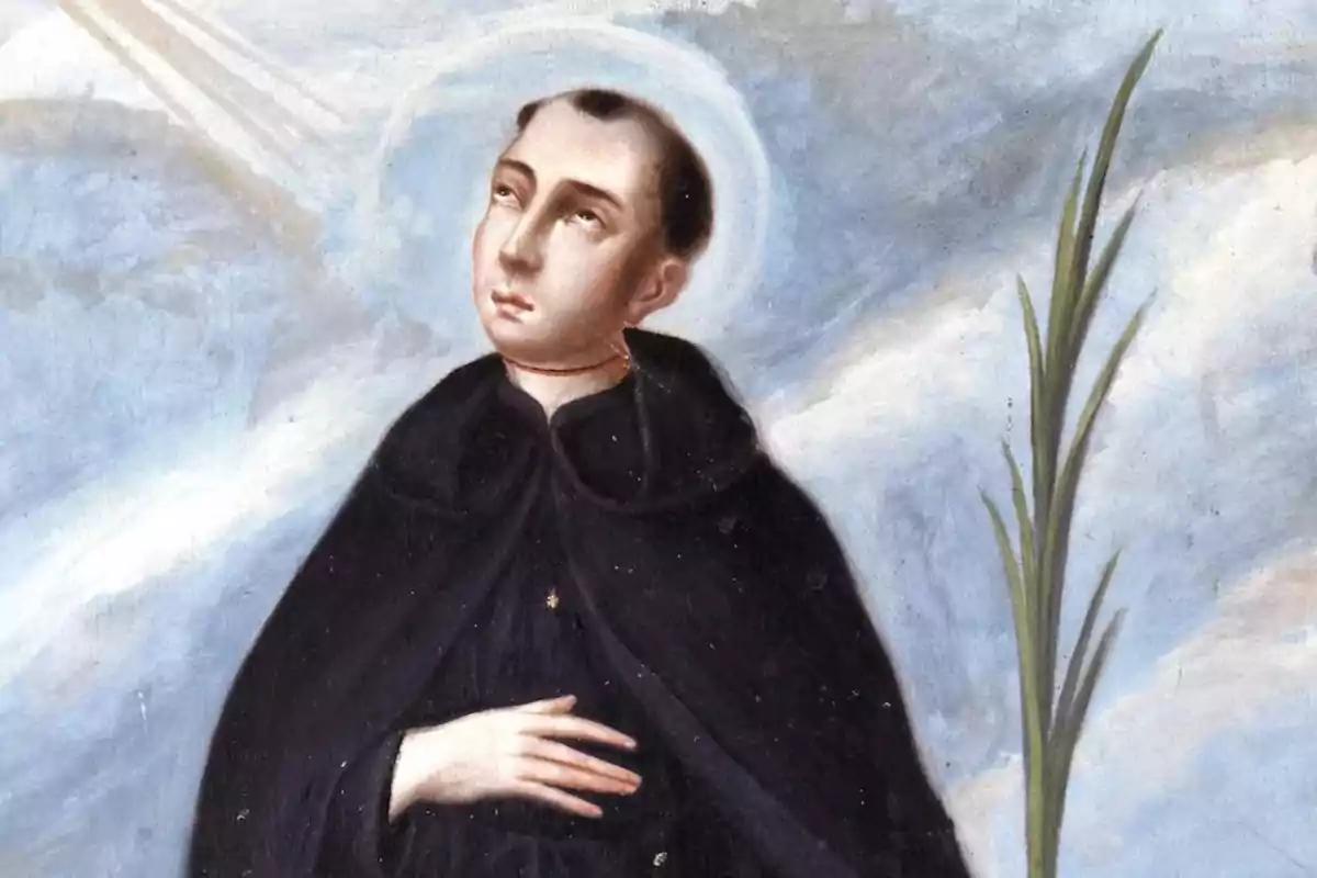 Pintura religiosa de un santo con aureola, vestido con hábito oscuro y una palma verde a su lado, sobre un fondo de nubes celestiales. Pintura religiosa de un santo con aureola, vestido con hábito oscuro y una palma verde a su lado, sobre un fondo de nubes celestiales.