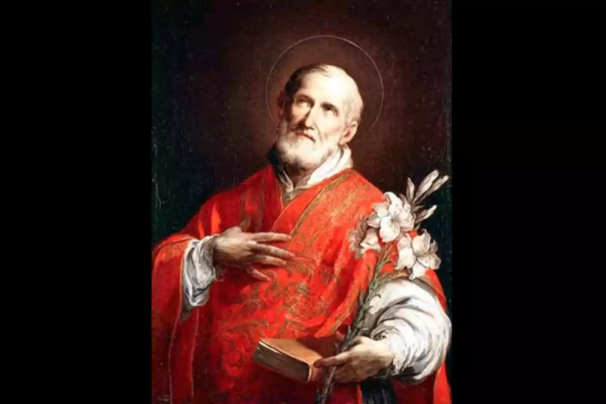 Un hombre con vestimenta religiosa roja sostiene un libro y un ramo de flores blancas.