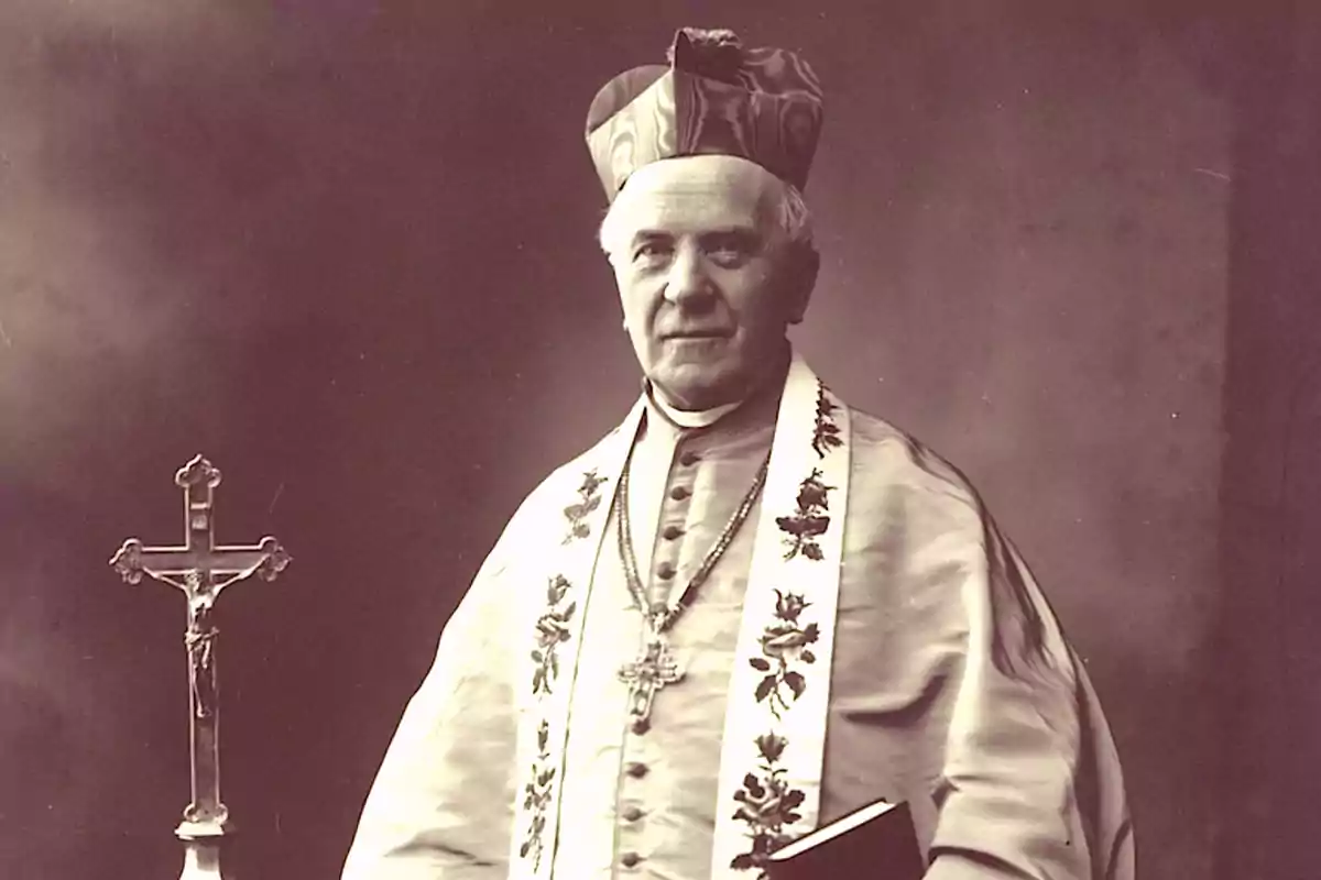Un clérigo católico con vestimenta ceremonial y un crucifijo a su lado. Un clérigo católico con vestimenta ceremonial y un crucifijo a su lado.