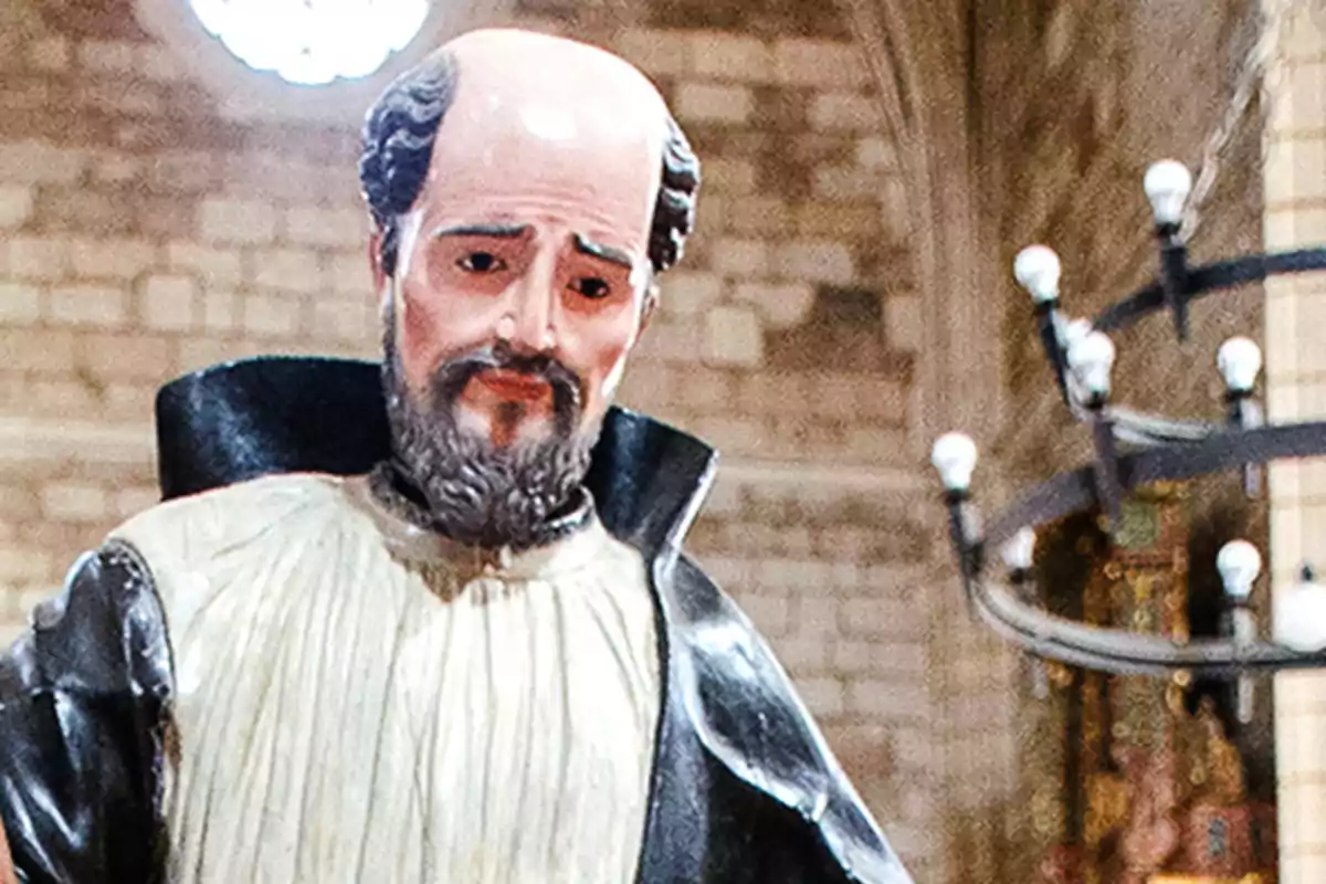 Escultura religiosa de un hombre calvo con barba y túnica dentro de una iglesia Escultura religiosa de un hombre calvo con barba y túnica dentro de una iglesia