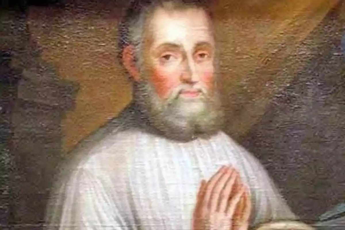 Retrato de un hombre con barba y cabello canoso vistiendo una túnica blanca y con las manos juntas en actitud de oración. Retrato de un hombre con barba y cabello canoso vistiendo una túnica blanca y con las manos juntas en actitud de oración.