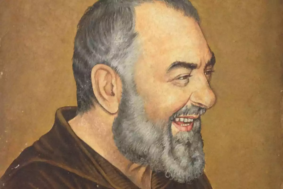 Retrato de un hombre mayor con barba gris y cabello corto, vestido con una túnica marrón, sonriendo y mirando hacia la derecha.