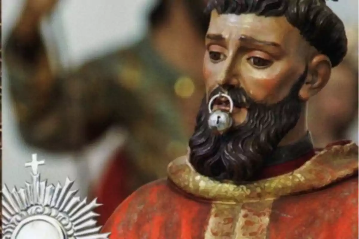 Estatua religiosa con barba y vestimenta roja, con un objeto metálico en la boca.