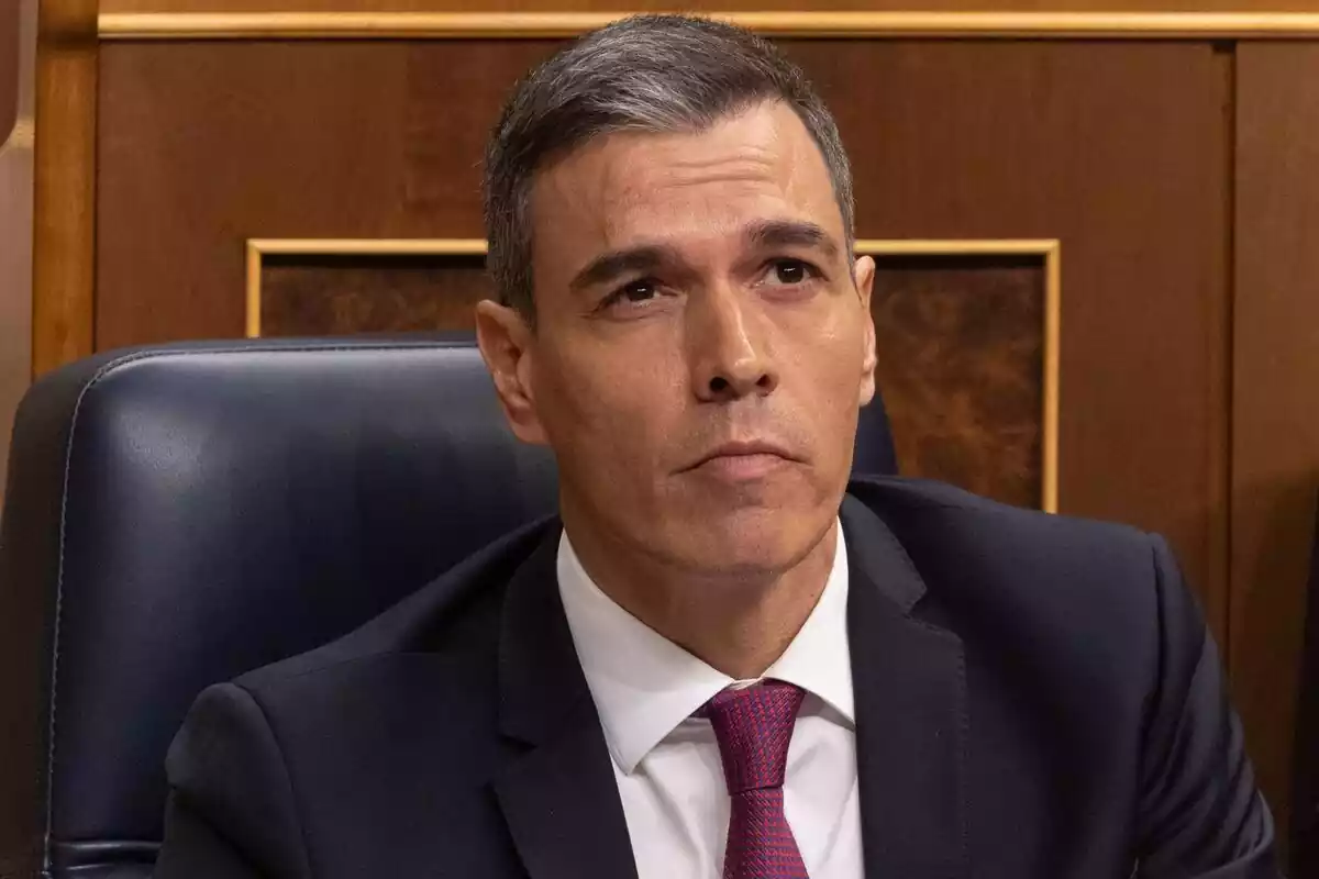 Pedro Sánchez en su escaño del Congreso mirando hacia el techo con cara de preocupación