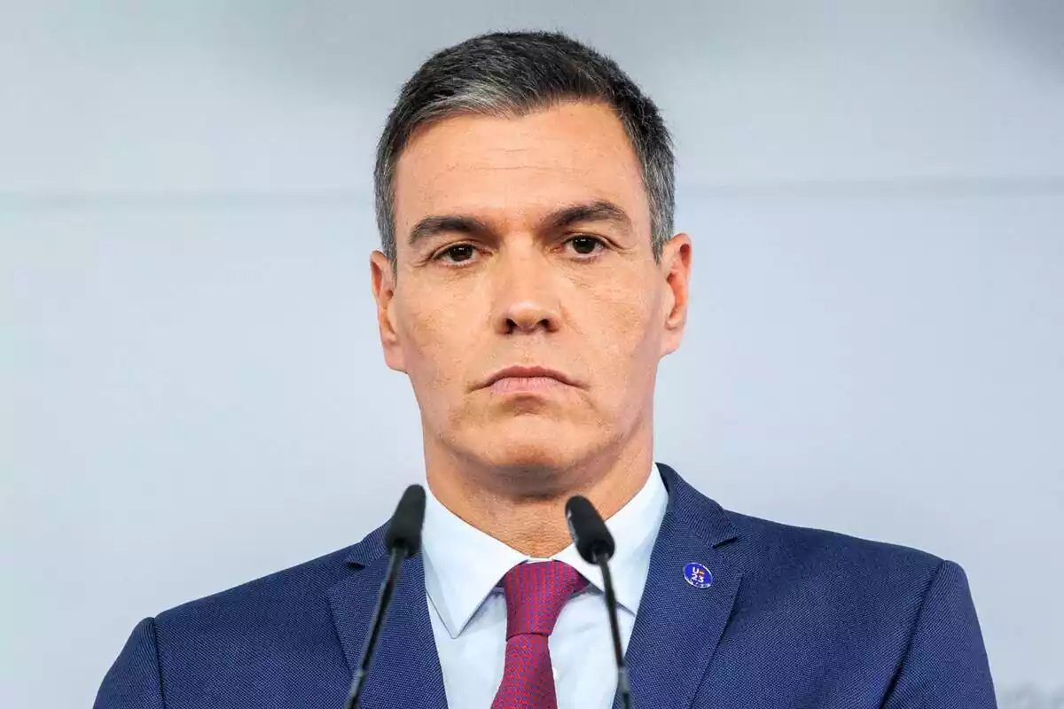 Primer plano del político del PSOE Pedro Sánchez con rostro visiblemente serio
