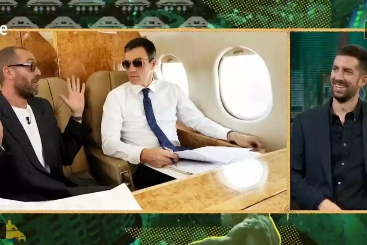 Jorge Ponce y Pedro Sánchez conversan en el interior de un avión privado mientras David Broncano sonríe en un recuadro al lado derecho de la imagen Jorge Ponce y Pedro Sánchez conversan en el interior de un avión privado mientras David Broncano sonríe en un recuadro al lado derecho de la imagen