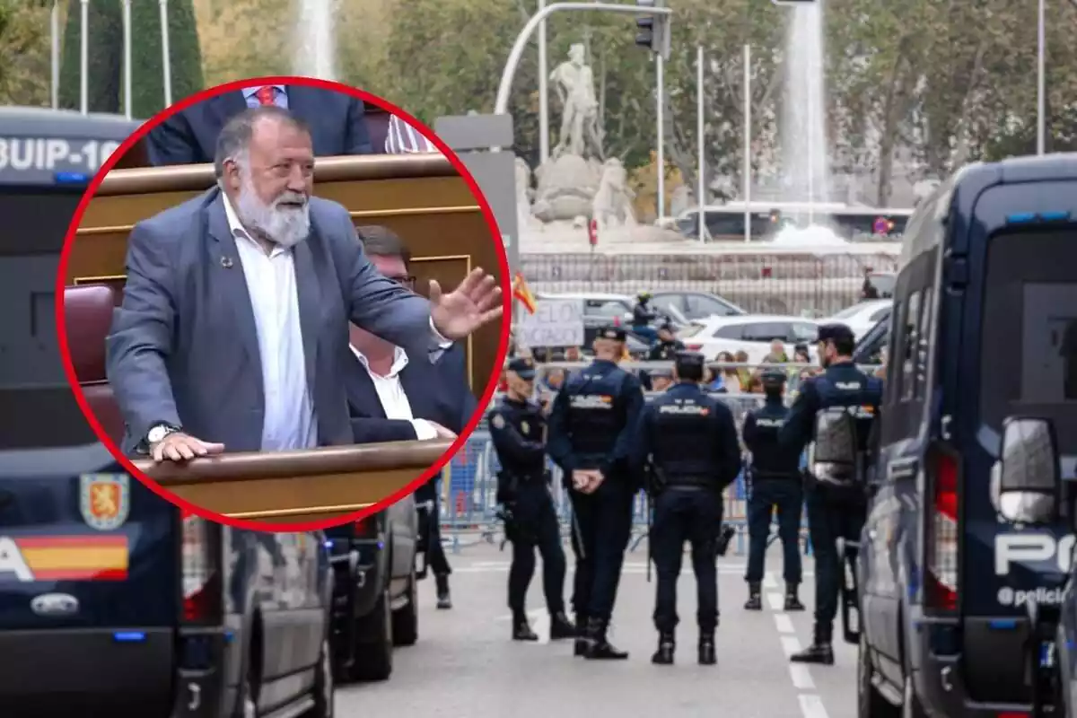 Montaje con una imagen de Herminio Sancho hablando desde su escaño en el Congreso de los Diputados y de fondo un cordón policial para separar a los manifestantes que protestas frente al Congreso