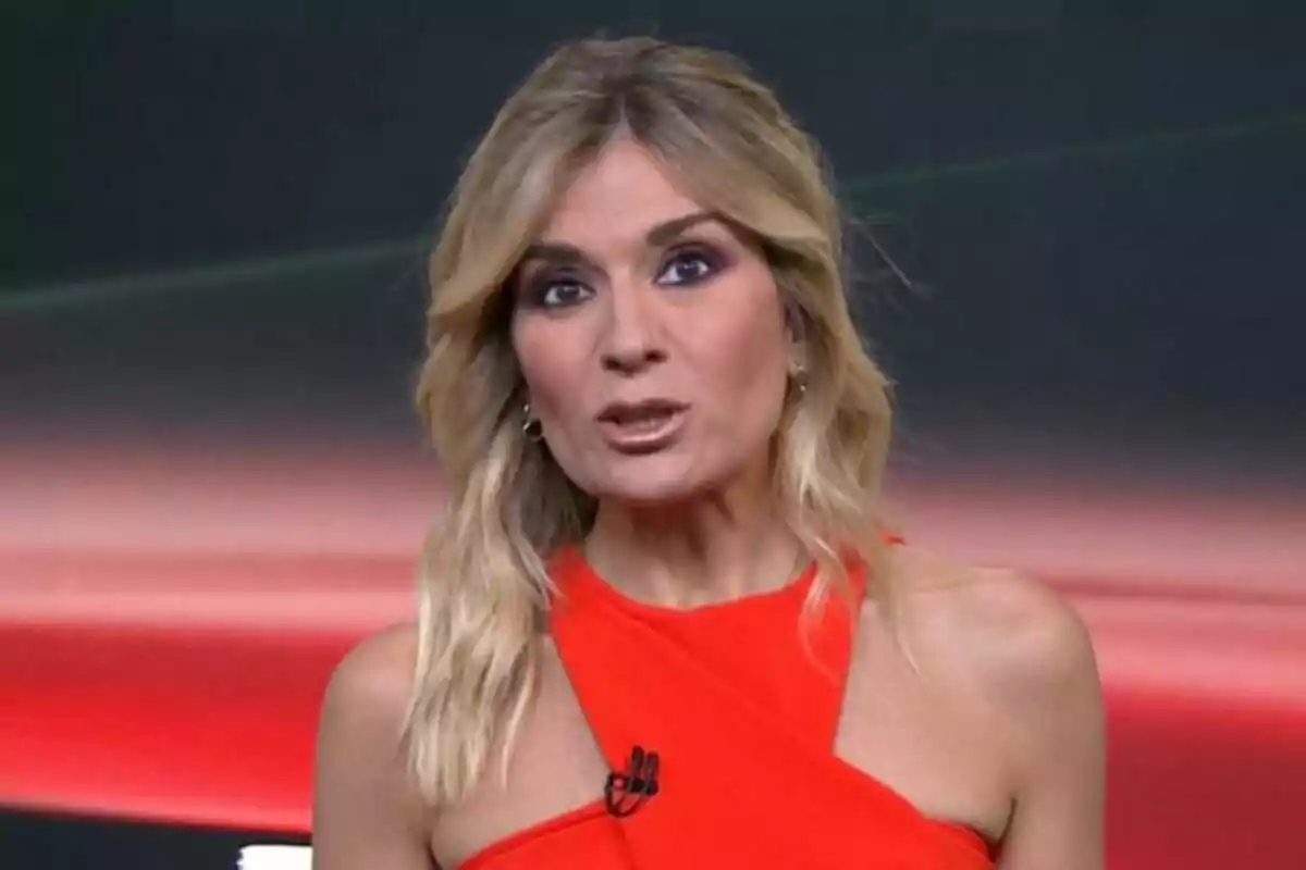 Captura de Sandra Golpe con cabello rubio y vestido rojo hablando frente a una cámara en Antena 3 Noticias