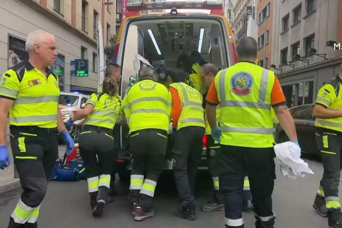 Sanitarios metiendo a una mujer en una ambulancia