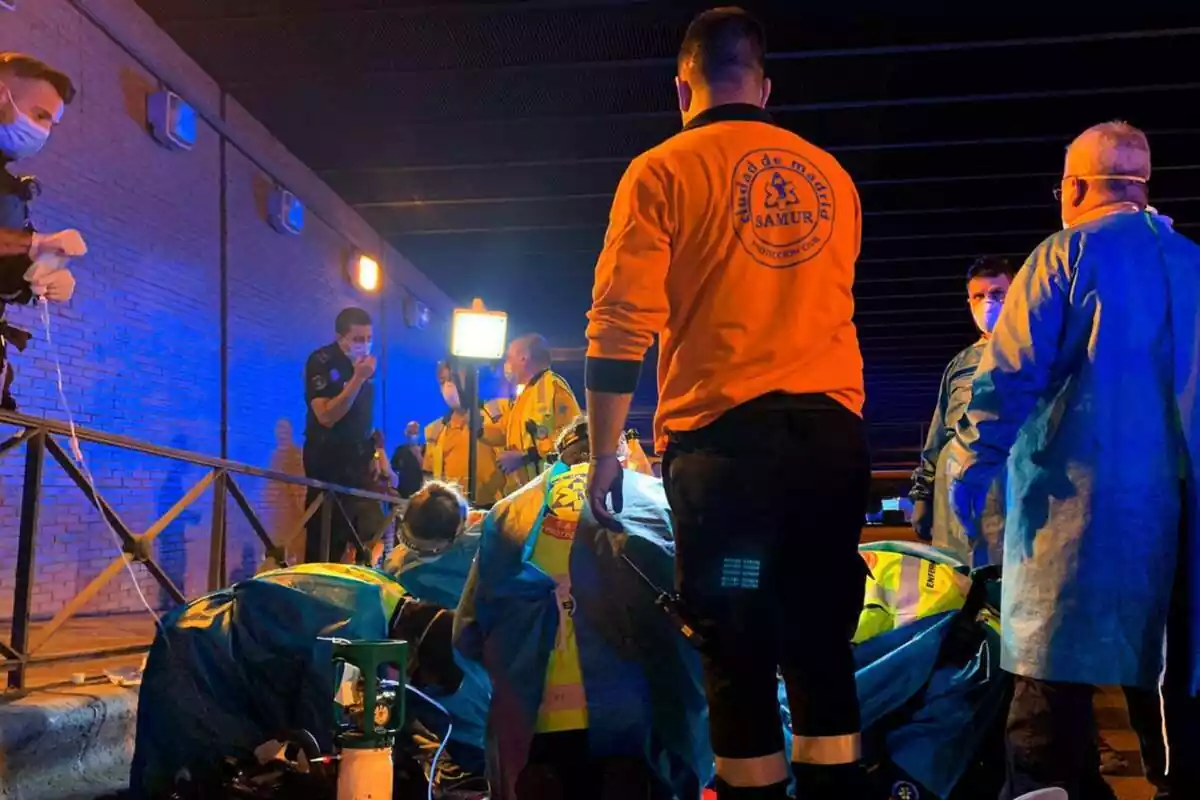 Sanitarios atendiendo a Isaac Lópezen el túnel del Pacífico en Madrid Sanitarios atendiendo a Isaac Lópezen el túnel del Pacífico en Madrid