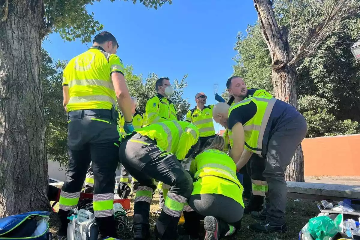 Sanitarios de emergencias Madrid atendiendo a una victima